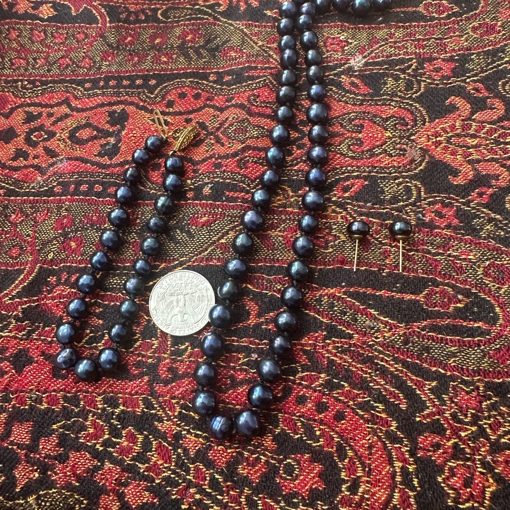 Sophisticated Black Pearl real  Necklace and Earring Set